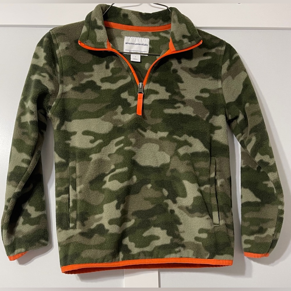 Amazon Essentials Kids Camo Fleece Quarter Zip Pullover with Orange Trim - Small